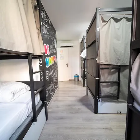 Hostel Be Happy - En El Centro De Nerja