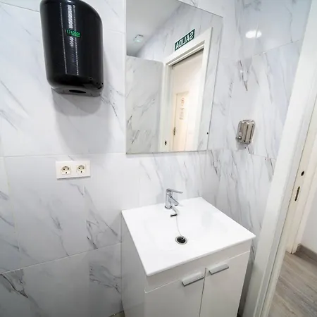 Hostel Be Happy - En El Centro De Nerja