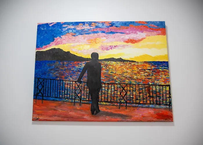 Be Happy - En El Centro De Albergue Nerja