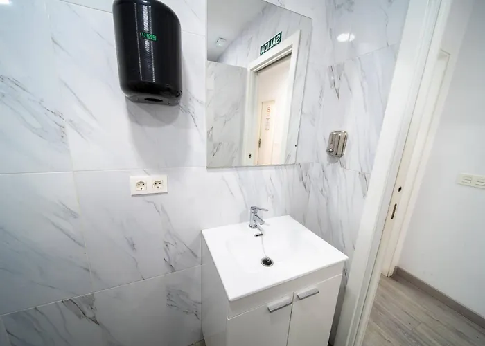 Hostal Be Happy - En El Centro De Nerja